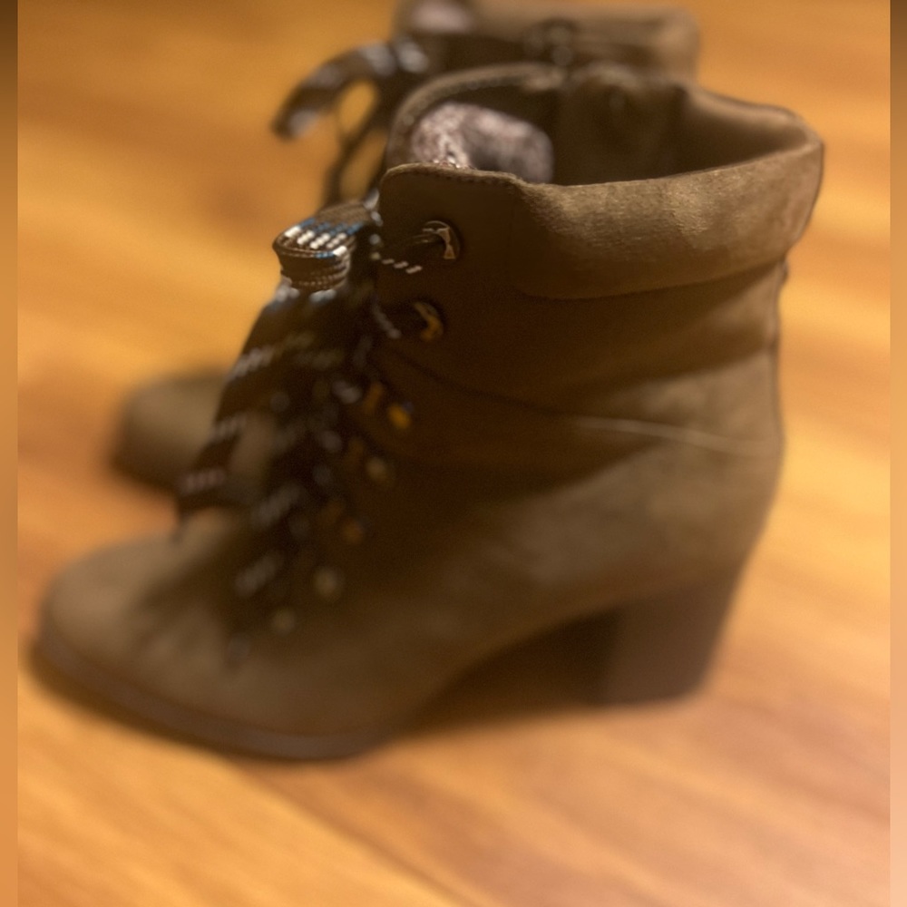 Block Ankle Boot With Zipper On The Side . - image 4